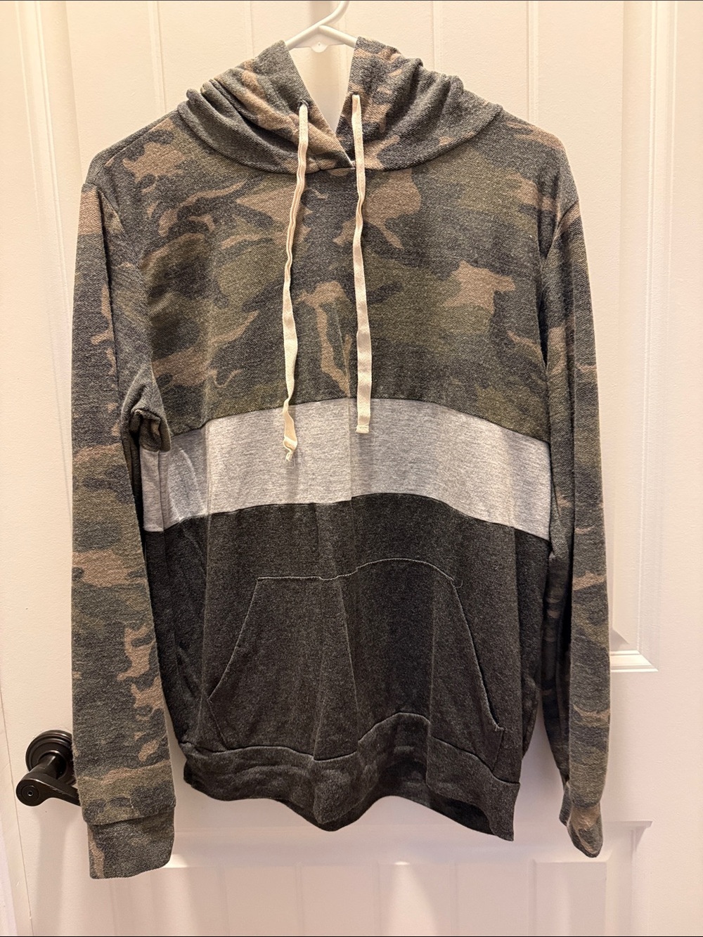 Grateful Hearts Unisex Camo Colorblock Pullover Hoodie - Green/Gray (M)